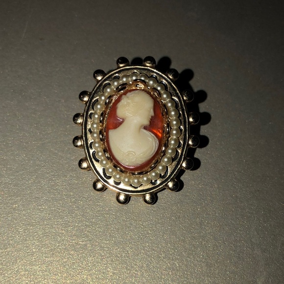 Elegant Victorian Cameo Brooch with Pearl Accents - Picture 1 of 8